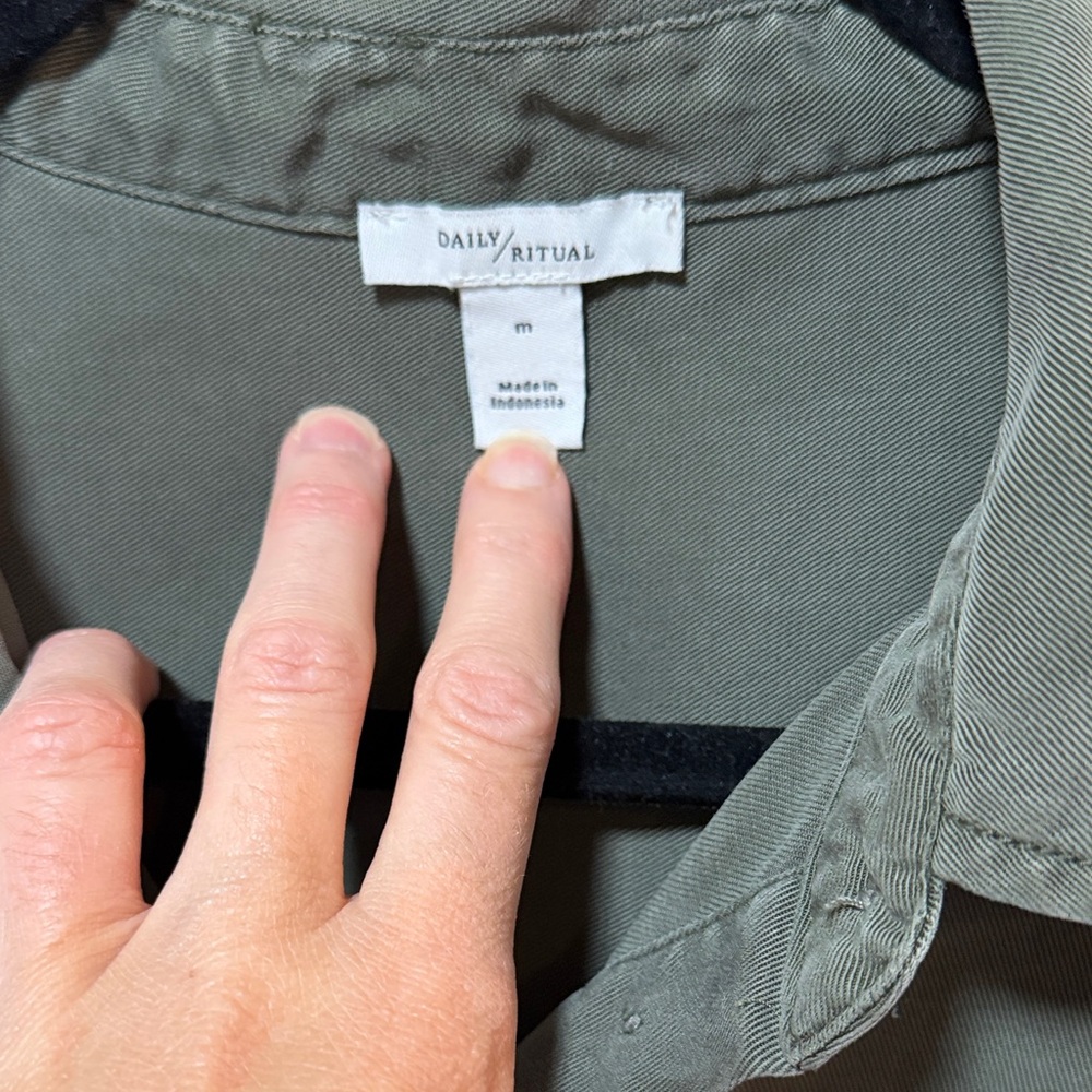 Daily Ritual Olive Utility Button-Down Shirt. Size Medium - Picture 4 of 7